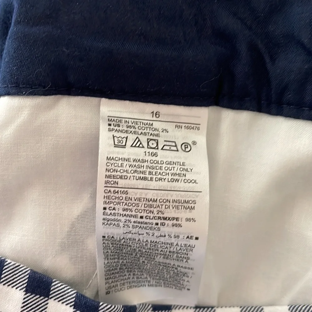 Old Navy Everyday Shorts - Picture 5 of 5